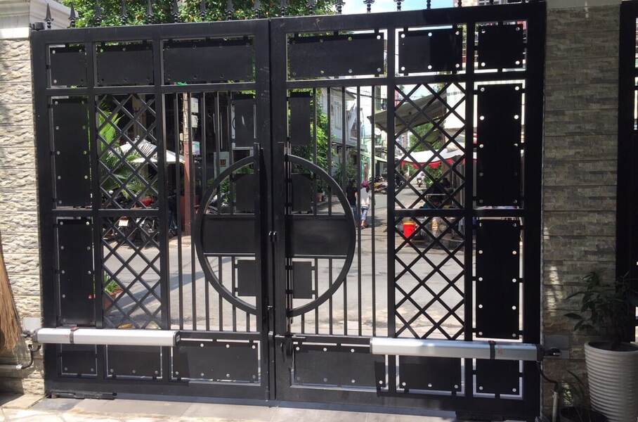 استفاده از جک بازویی BFT مدل LUX BT 2B برای درب پارکینگ‌های سنگین